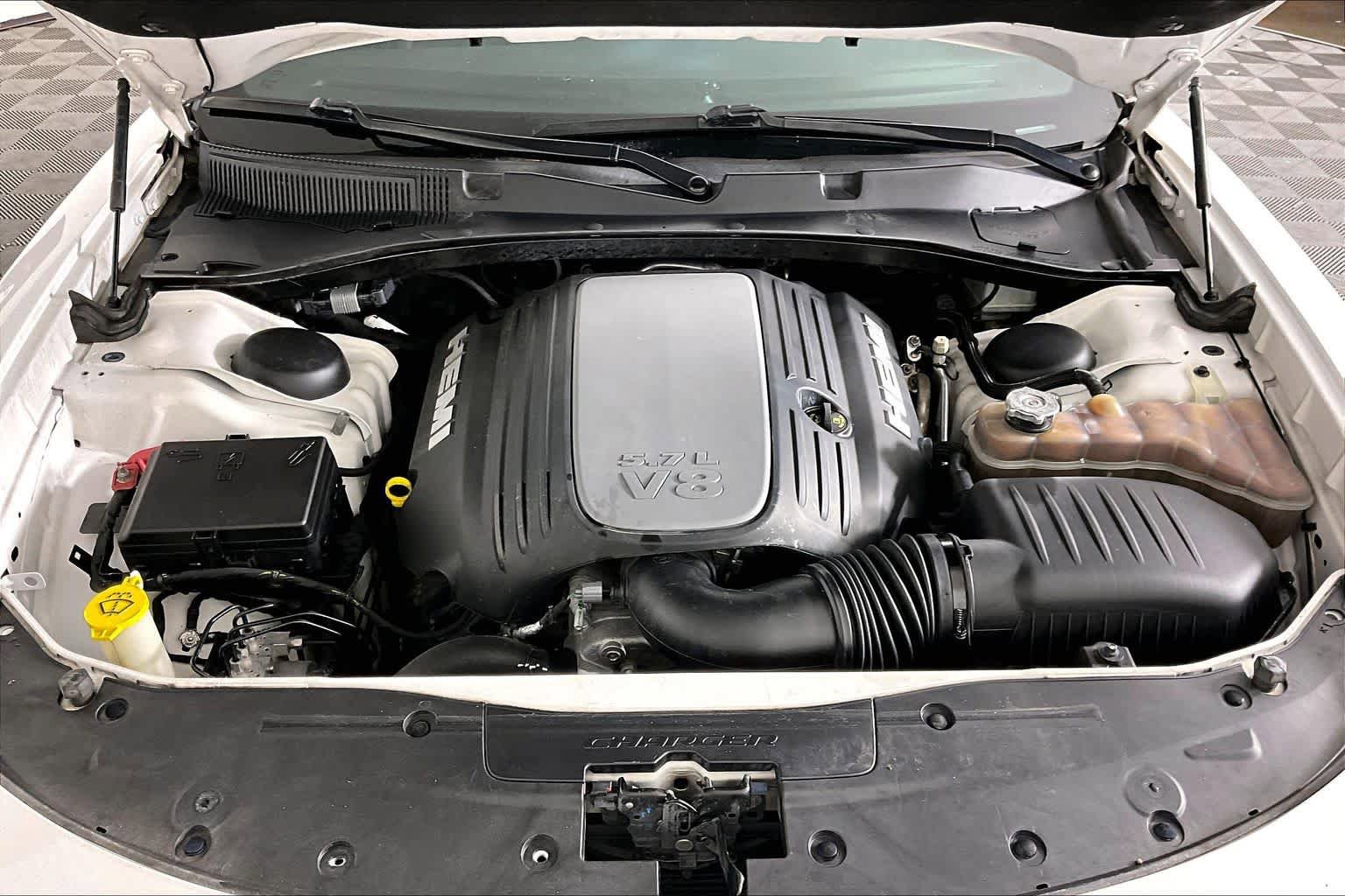 Used 2018 Dodge Charger R/T w/ Plus Group RWD image 31