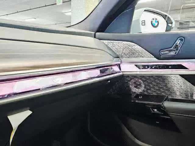 Certified 2025 BMW 750e xDrive w/ Executive Package AWD/4WD image 20
