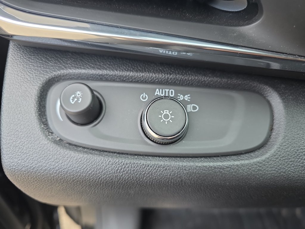 Used 2025 Buick Envista Sport Touring w/ Convenience I Package FWD image 28