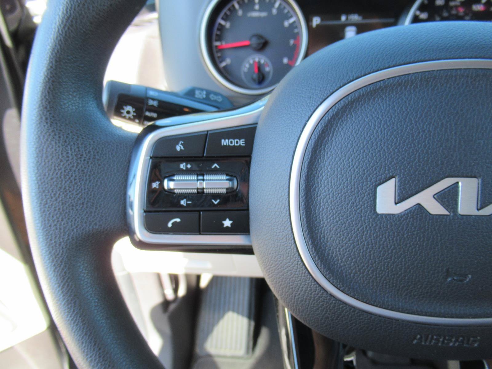 Used 2022 Kia Carnival LX FWD image 29