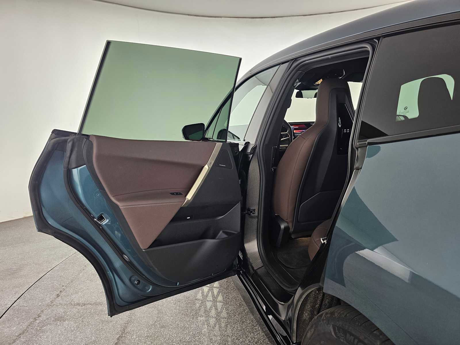 Used 2023 BMW iX xDrive50 w/ Premium Package image 16