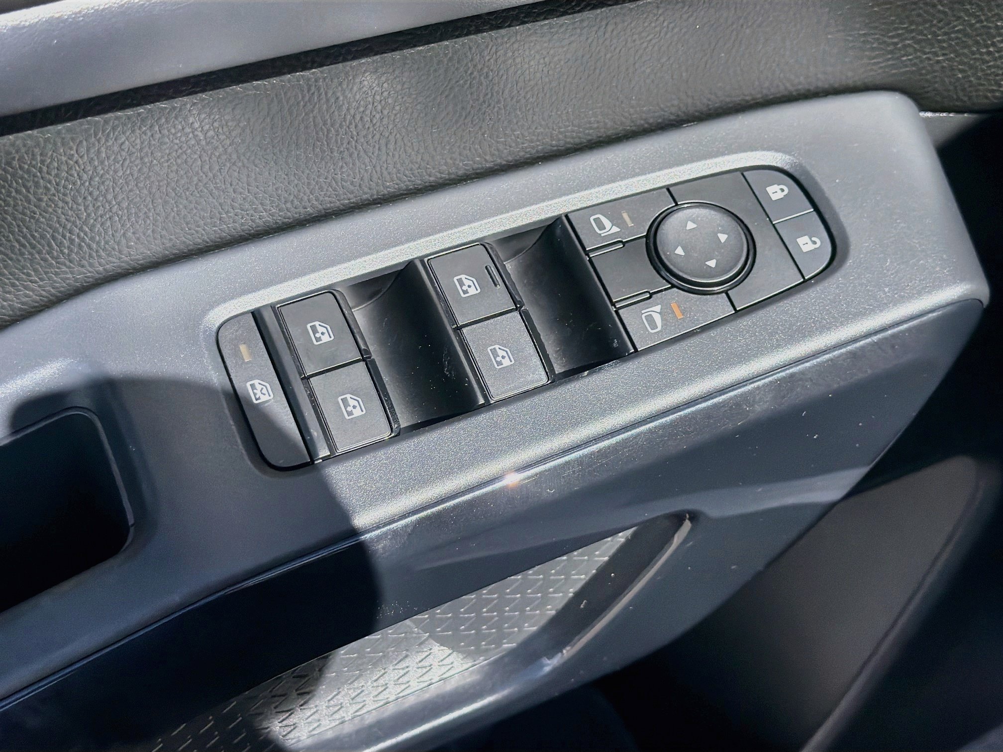 Used 2024 Nissan Pathfinder SV AWD/4WD image 15