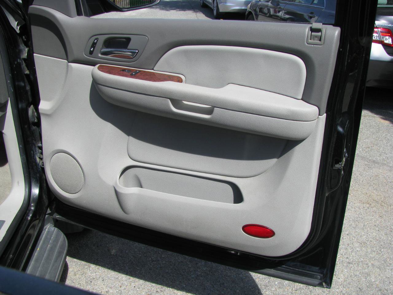 Used 2007 Chevrolet Suburban LTZ w/ LTZ Preferred Equipment Group AWD/4WD image 16