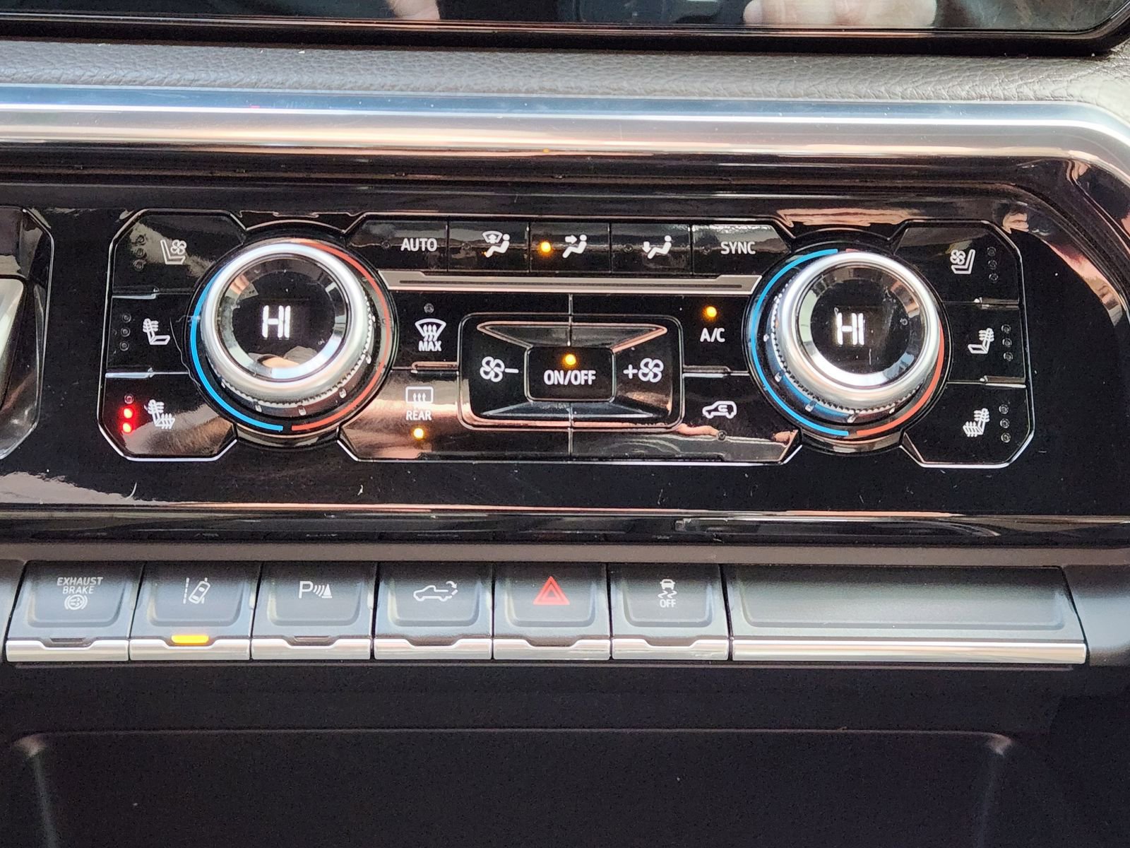 Used 2024 GMC Sierra 3500 Denali w/ Denali Reserve Package image 19