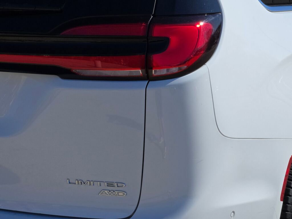 Used 2021 Chrysler Pacifica Limited w/ Uconnect Theater Family Group image 13