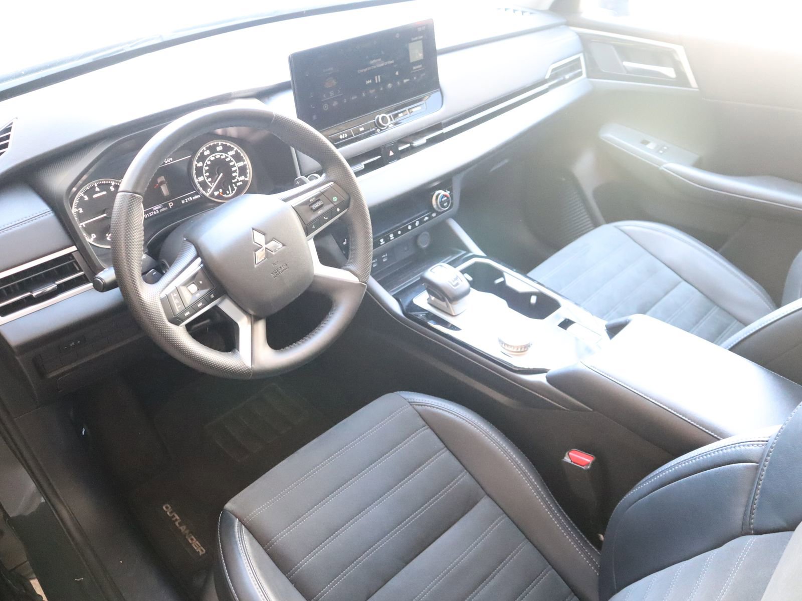 Used 2025 Mitsubishi Outlander AWD image 25