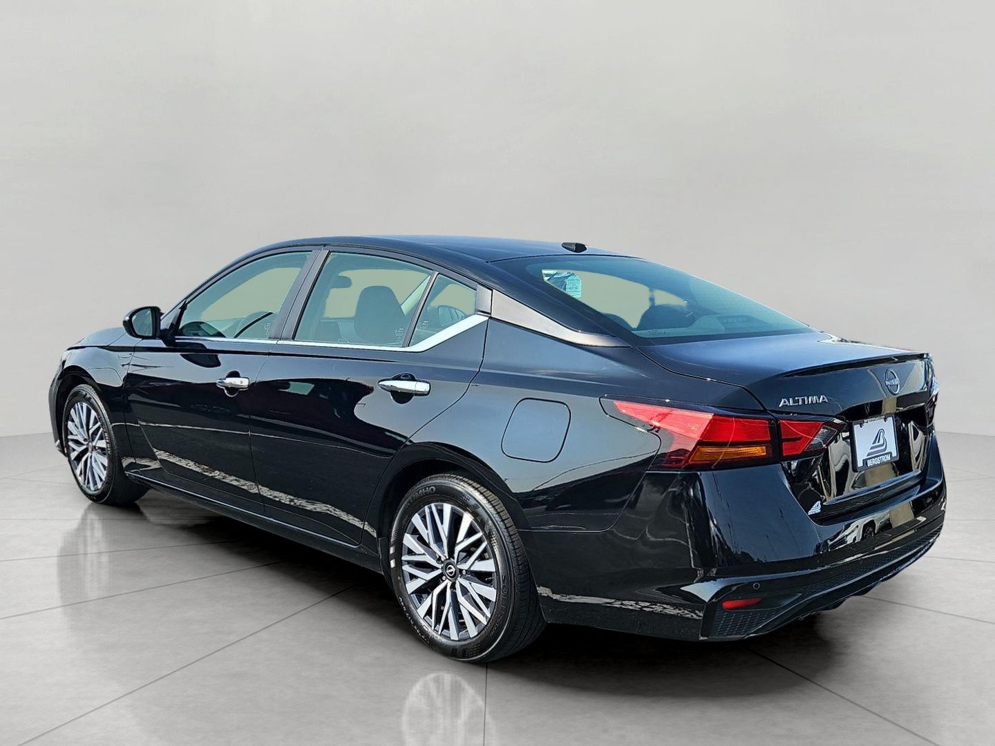 Used 2025 Nissan Altima 2.5 SV FWD image 6