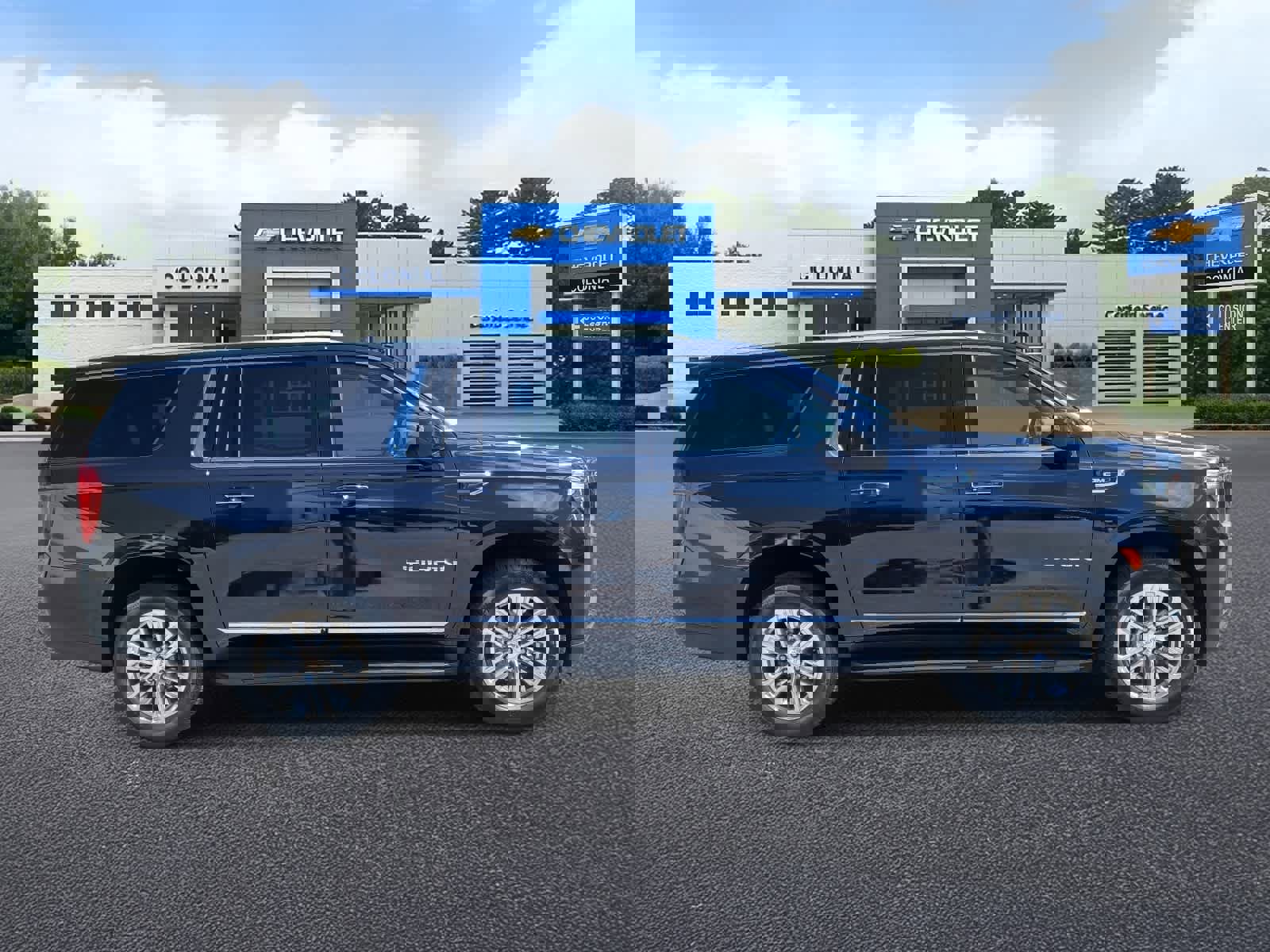 Used 2023 GMC Yukon XL SLT image 3