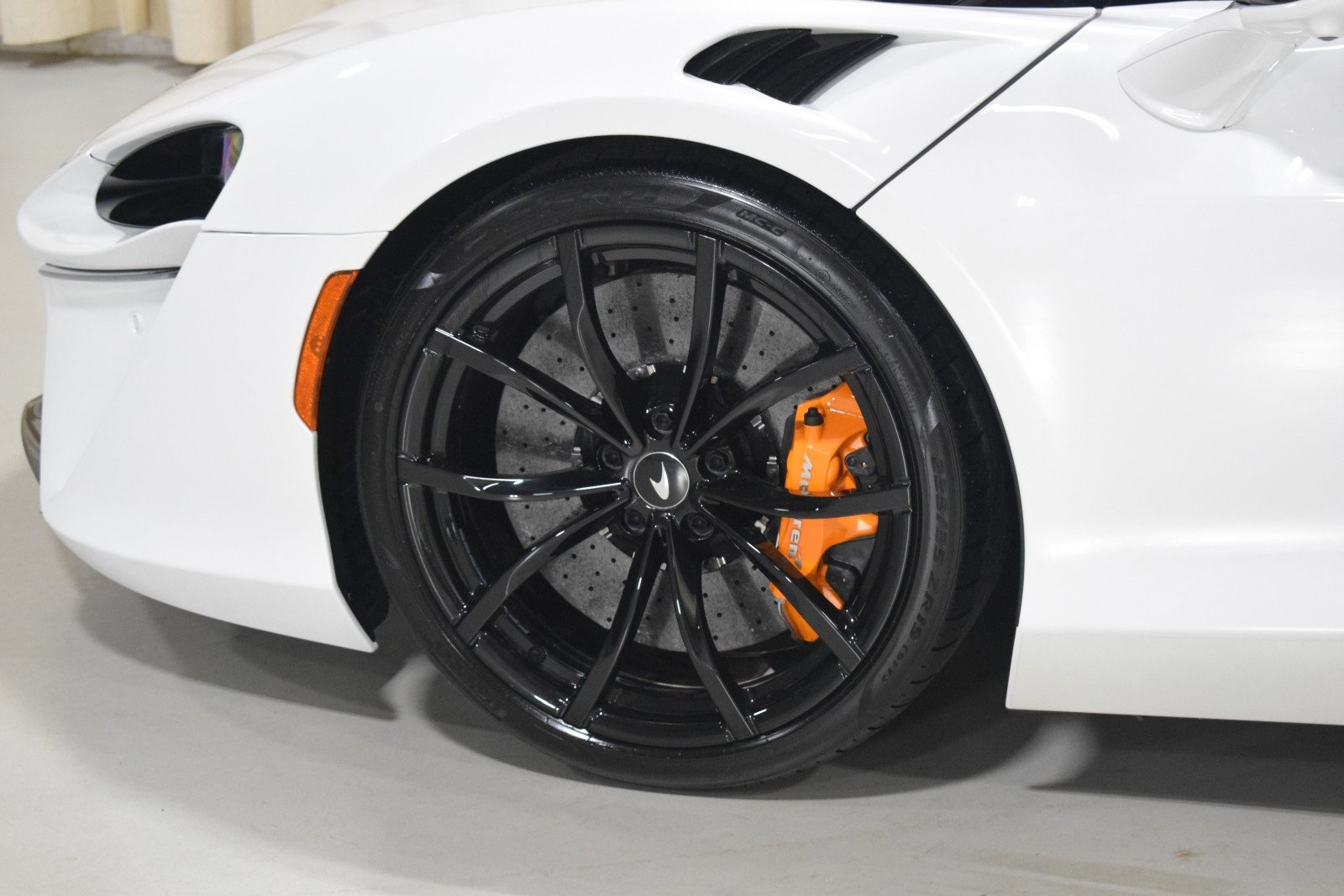 Used 2023 McLaren Artura image 6