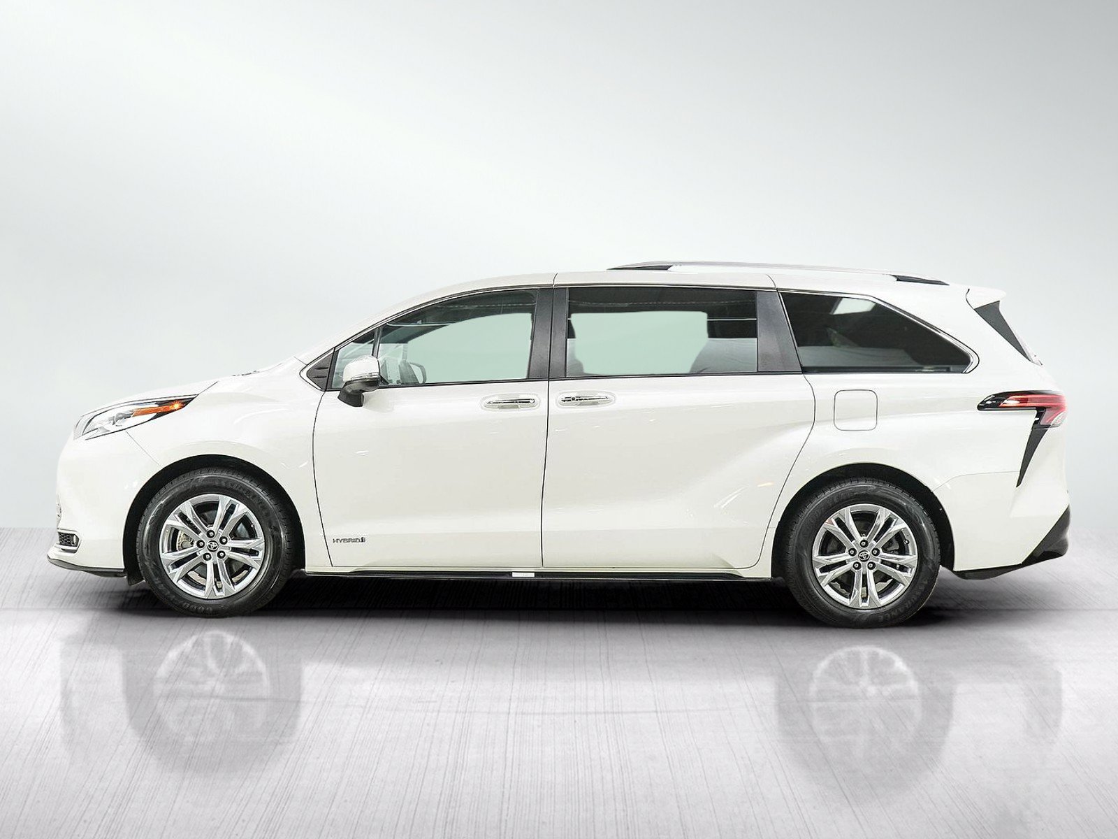 Used 2021 Toyota Sienna Platinum AWD/4WD image 2