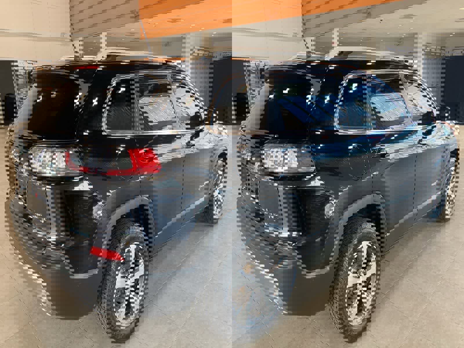 Used 2019 Jeep Cherokee Limited w/ Technology Group image 5