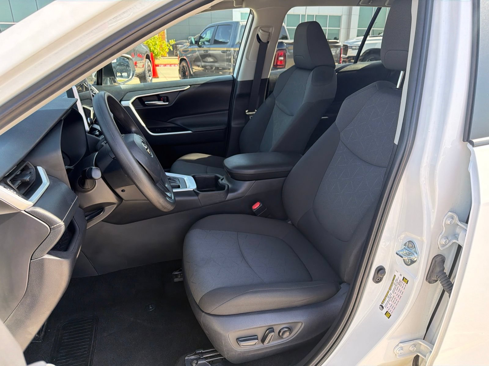 Used 2025 Toyota RAV4 XLE AWD/4WD image 14