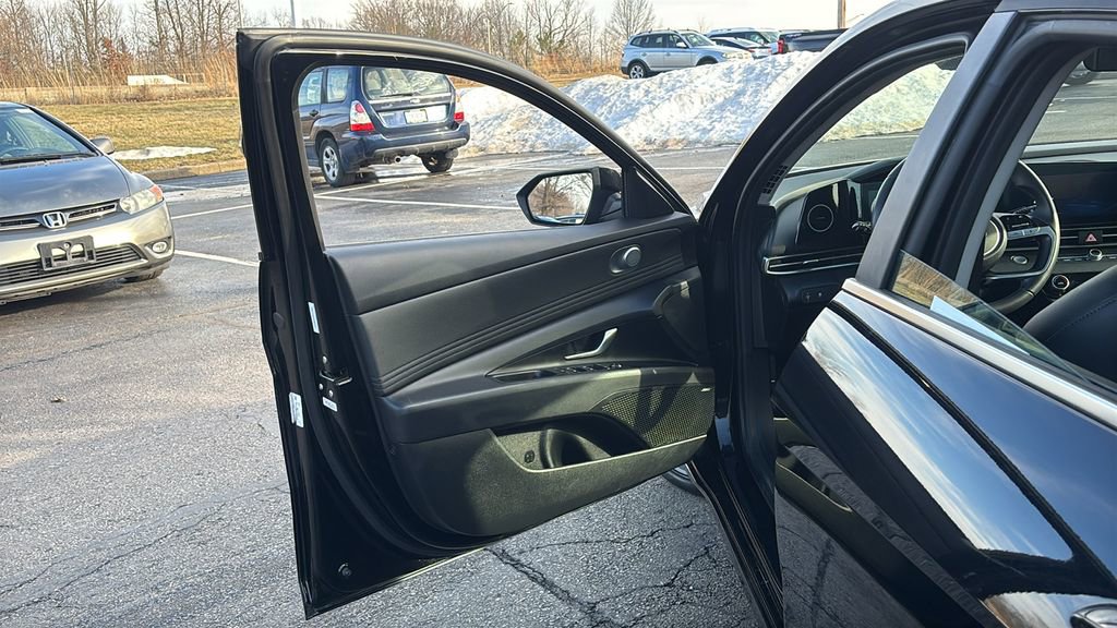 Used 2025 Hyundai Elantra Limited FWD image 11
