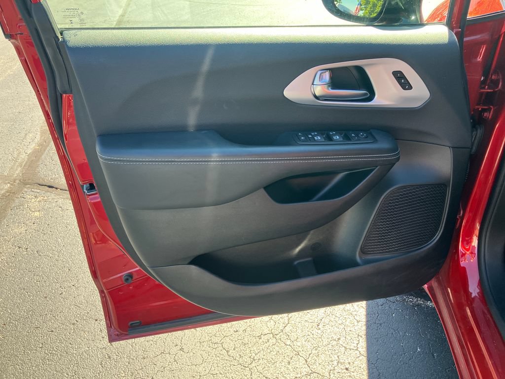 Used 2025 Chrysler Pacifica Limited FWD image 14