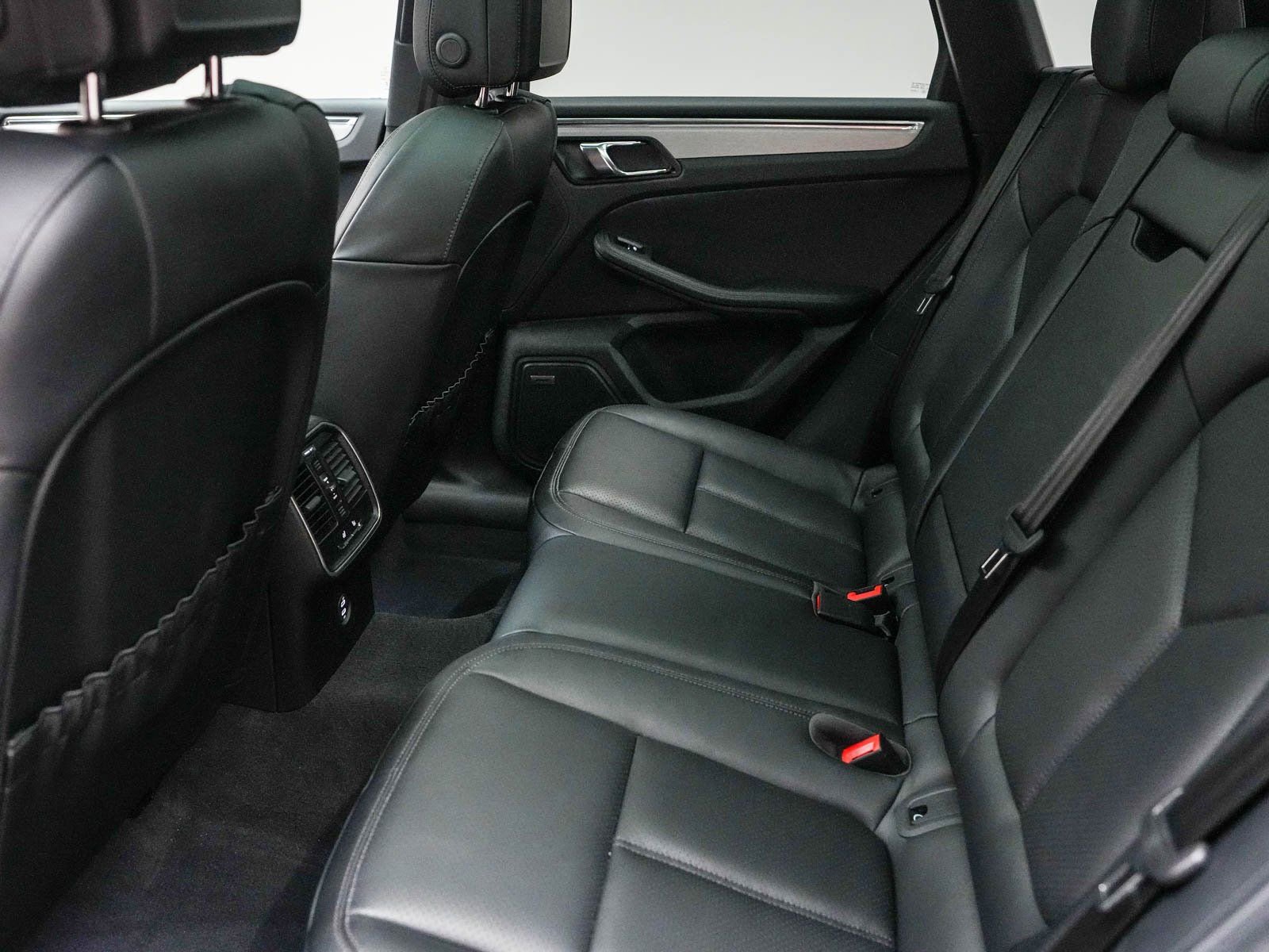 Certified 2025 Porsche Macan image 23