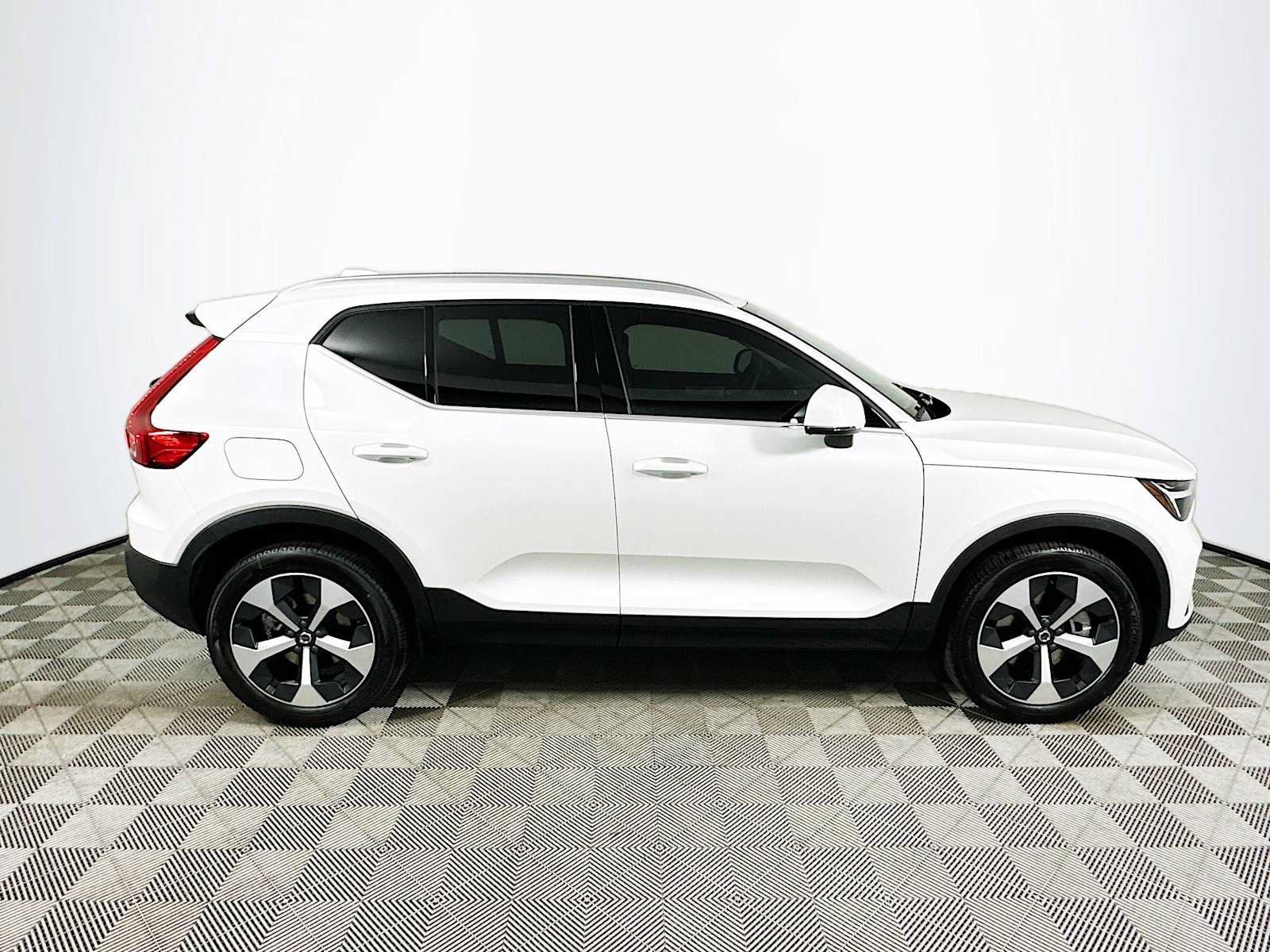 Certified 2025 Volvo XC40 B5 Core w/ Protection Package Premier AWD/4WD image 8
