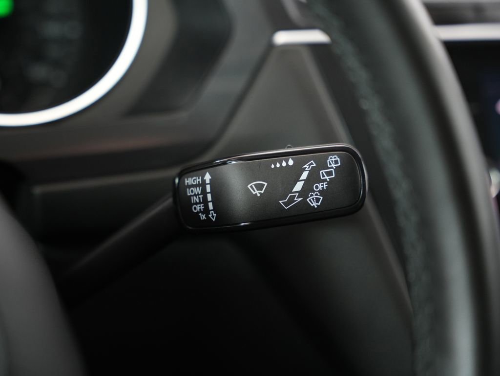 Used 2020 Volkswagen Tiguan SE FWD image 15