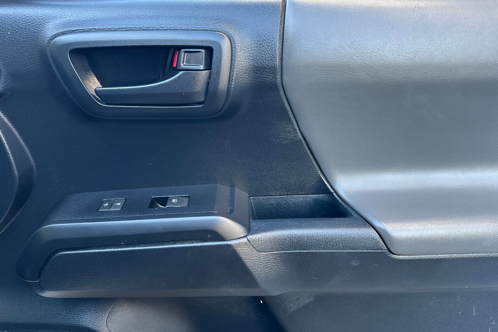 Used 2018 Toyota Tacoma SR image 18