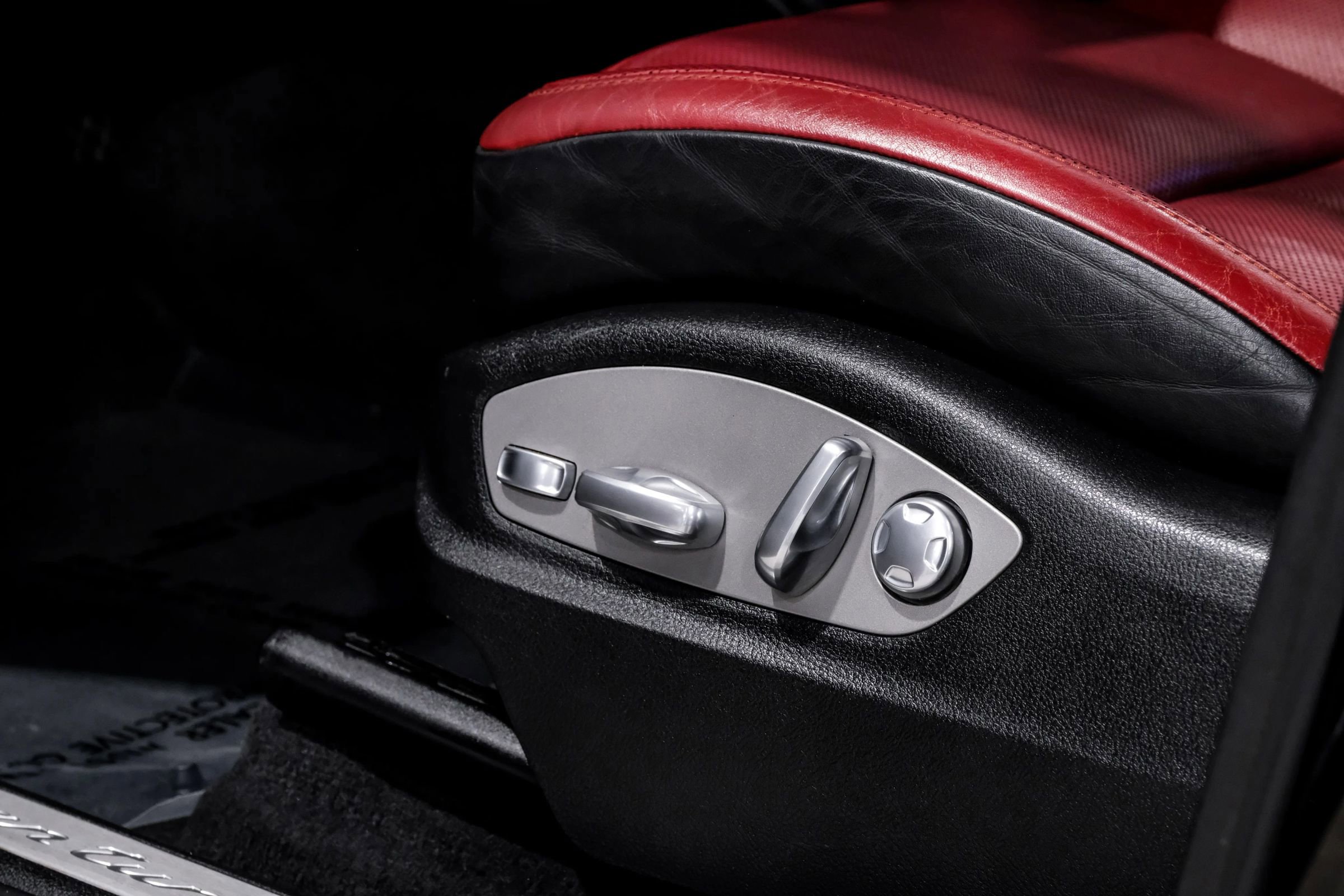 Used 2017 Porsche Macan Turbo image 35