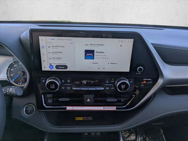 New 2025 Toyota Highlander XLE image 12