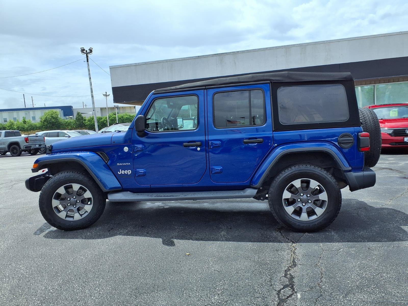 Used 2018 Jeep Wrangler Unlimited Sahara AWD/4WD image 36