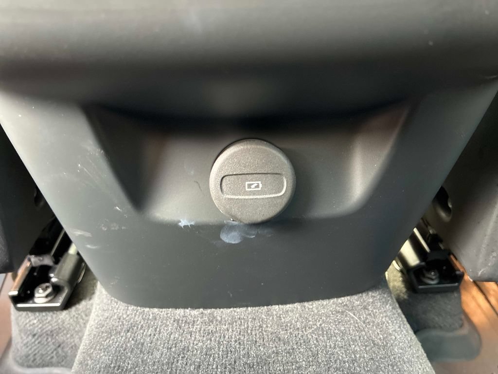 Used 2023 Volvo XC60 B5 Plus AWD/4WD image 25
