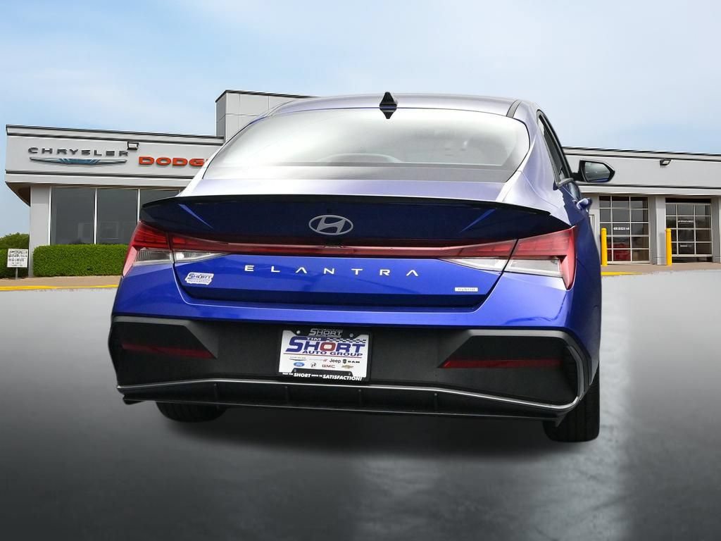 Used 2026 Hyundai Elantra SEL w/ Cargo Package FWD image 4