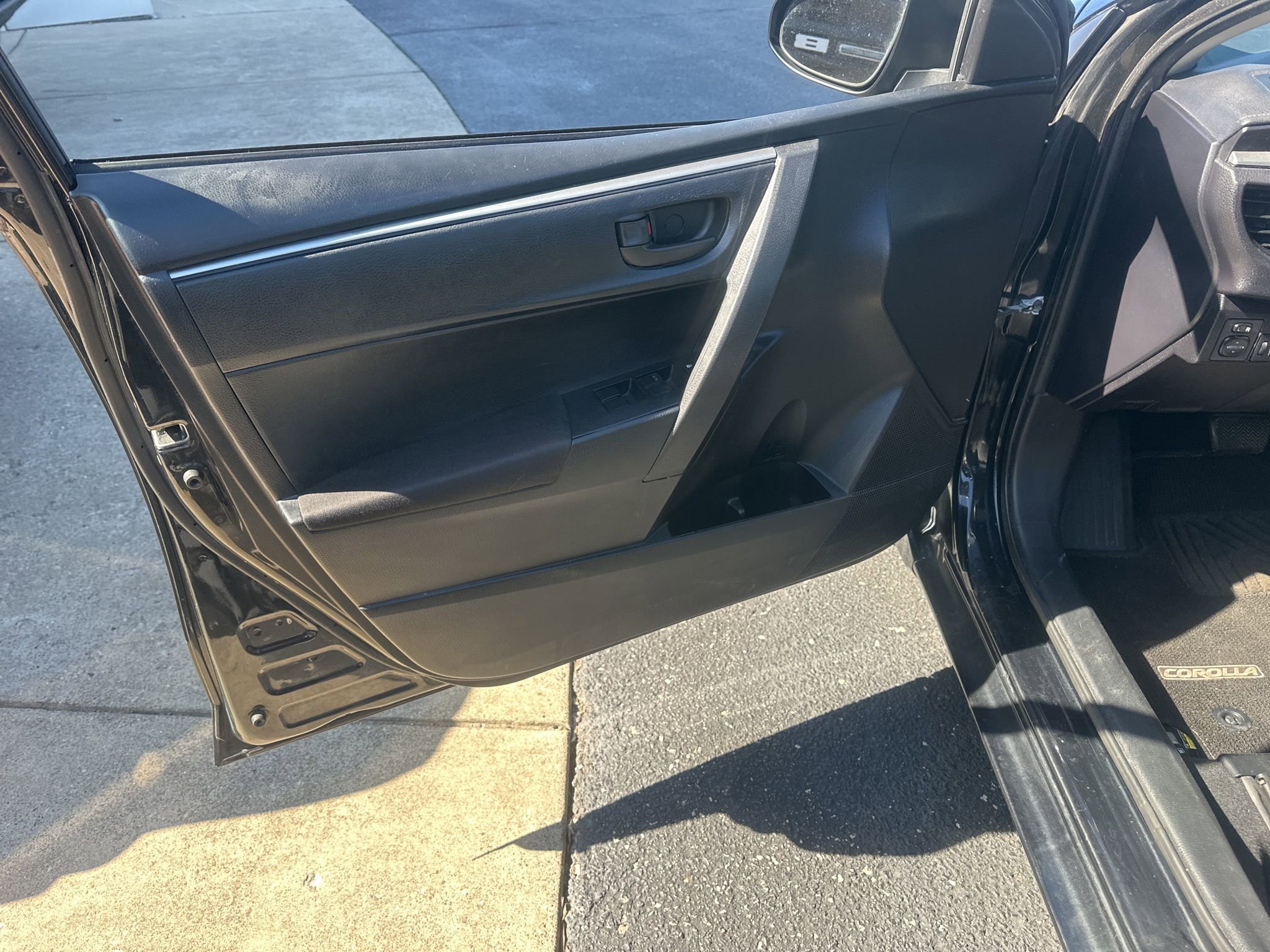 Used 2015 Toyota Corolla L image 23