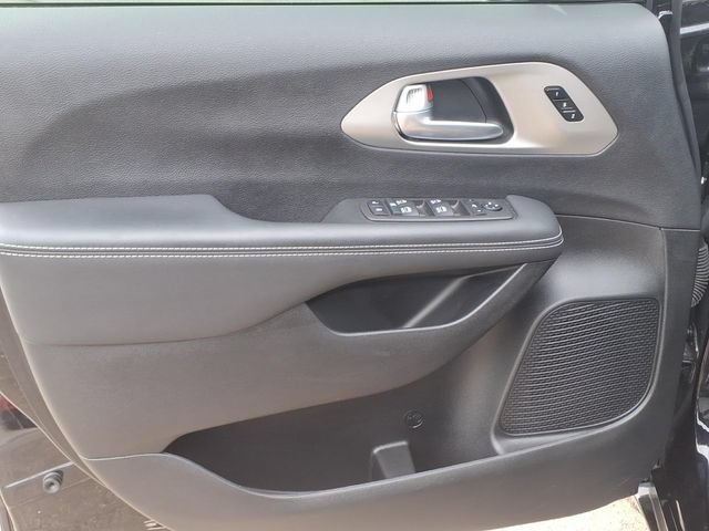 Certified 2024 Chrysler Pacifica Limited w/ S Appearance Package AWD/4WD image 8