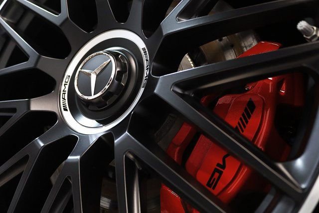 Used 2024 Mercedes-Benz S 63 AMG S w/ Carbon Fiber Exterior Package image 16