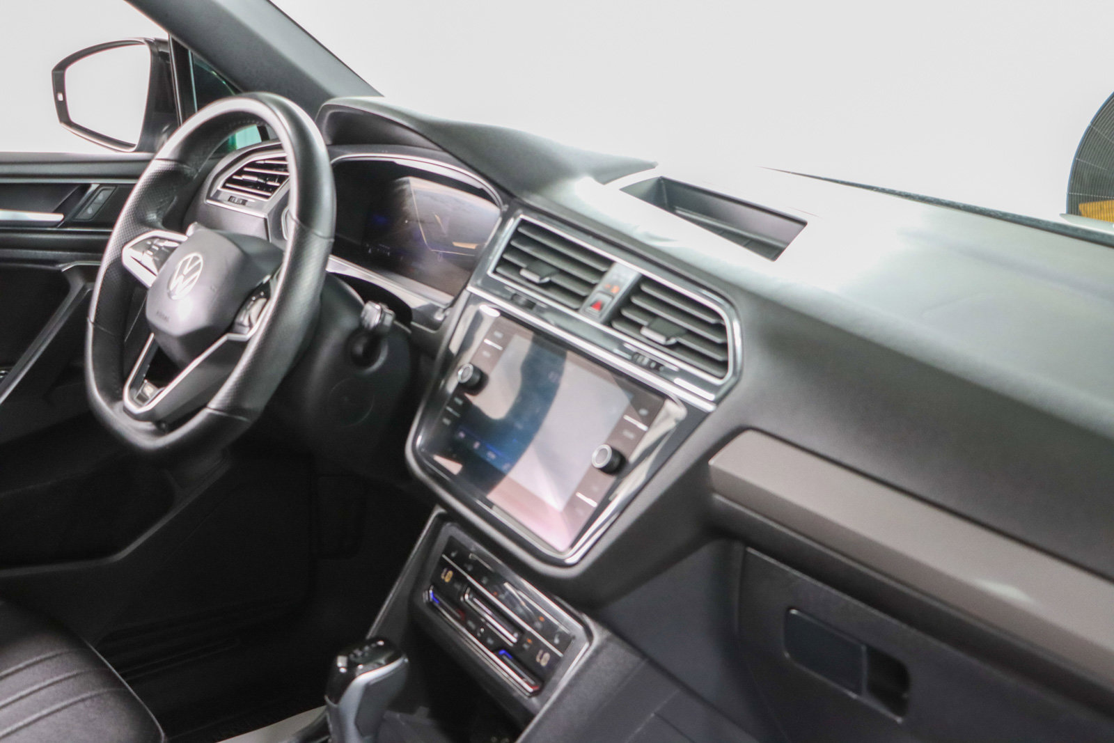 Used 2024 Volkswagen Tiguan SE R-Line FWD image 27