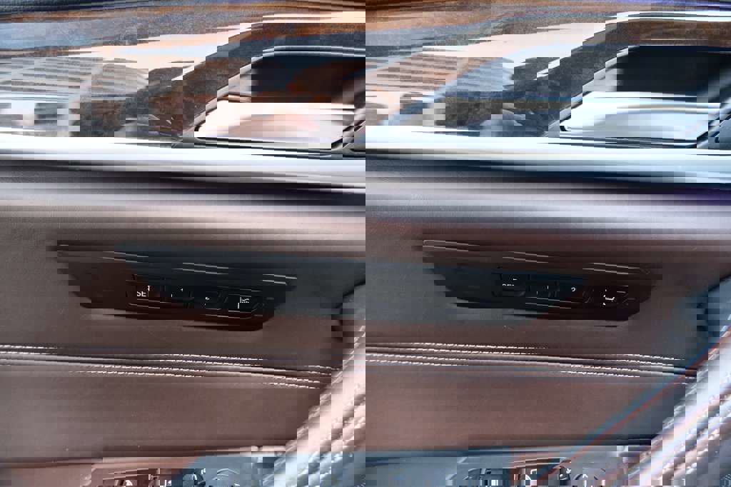 Used 2019 BMW 540i xDrive w/ M Sport Package image 19