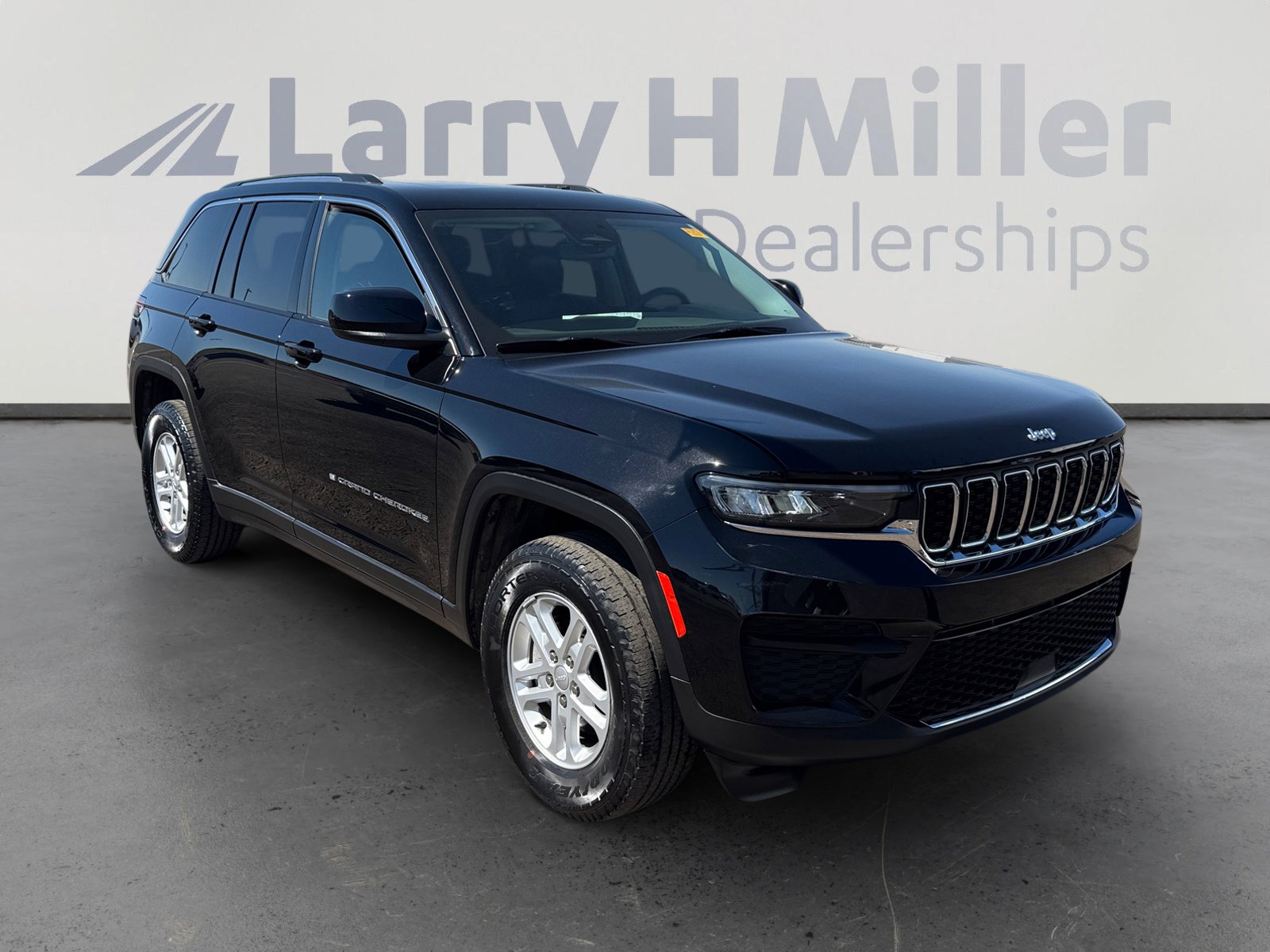 Used 2023 Jeep Grand Cherokee Laredo image 7