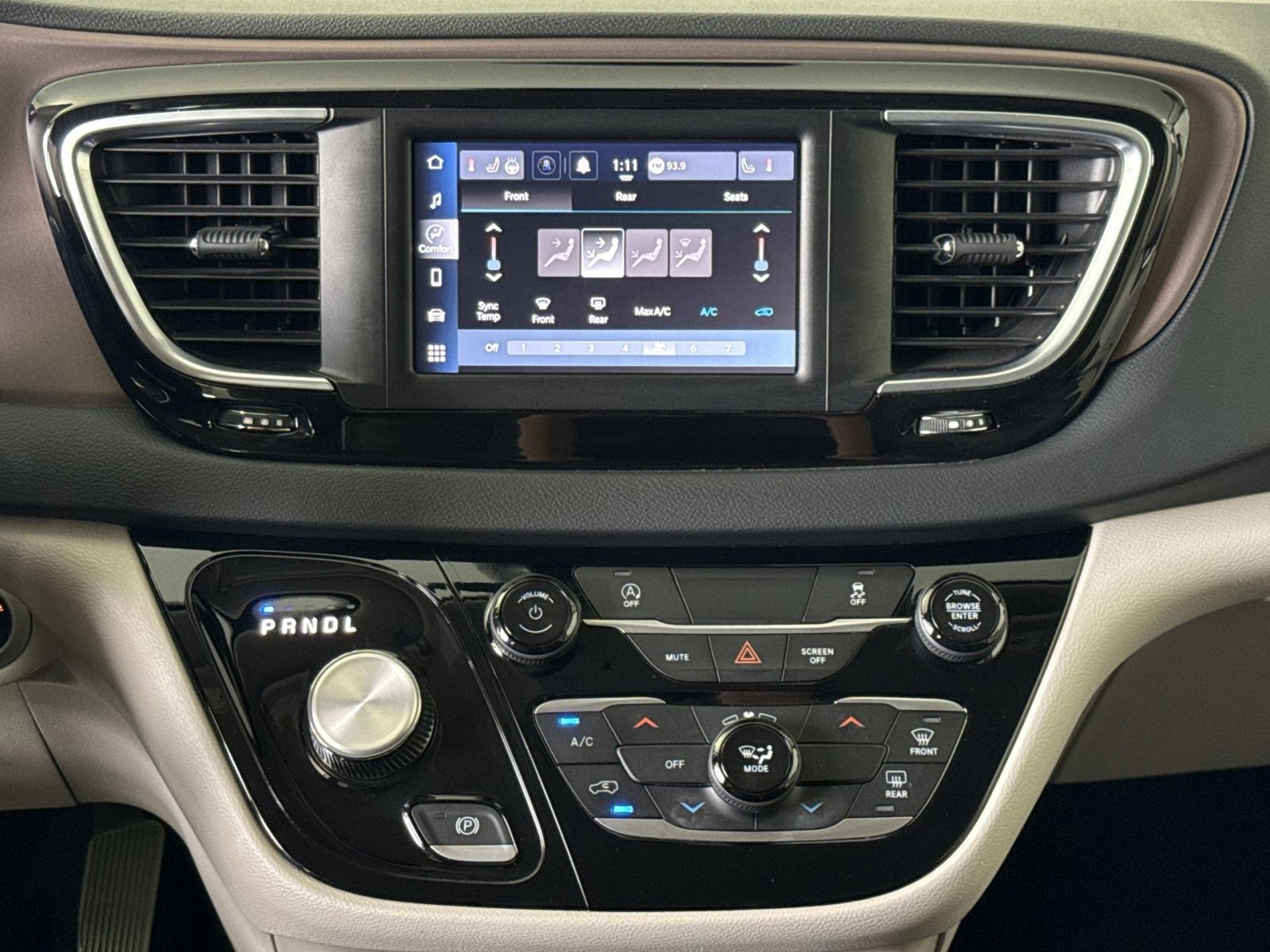 Used 2024 Chrysler Voyager LX FWD image 20