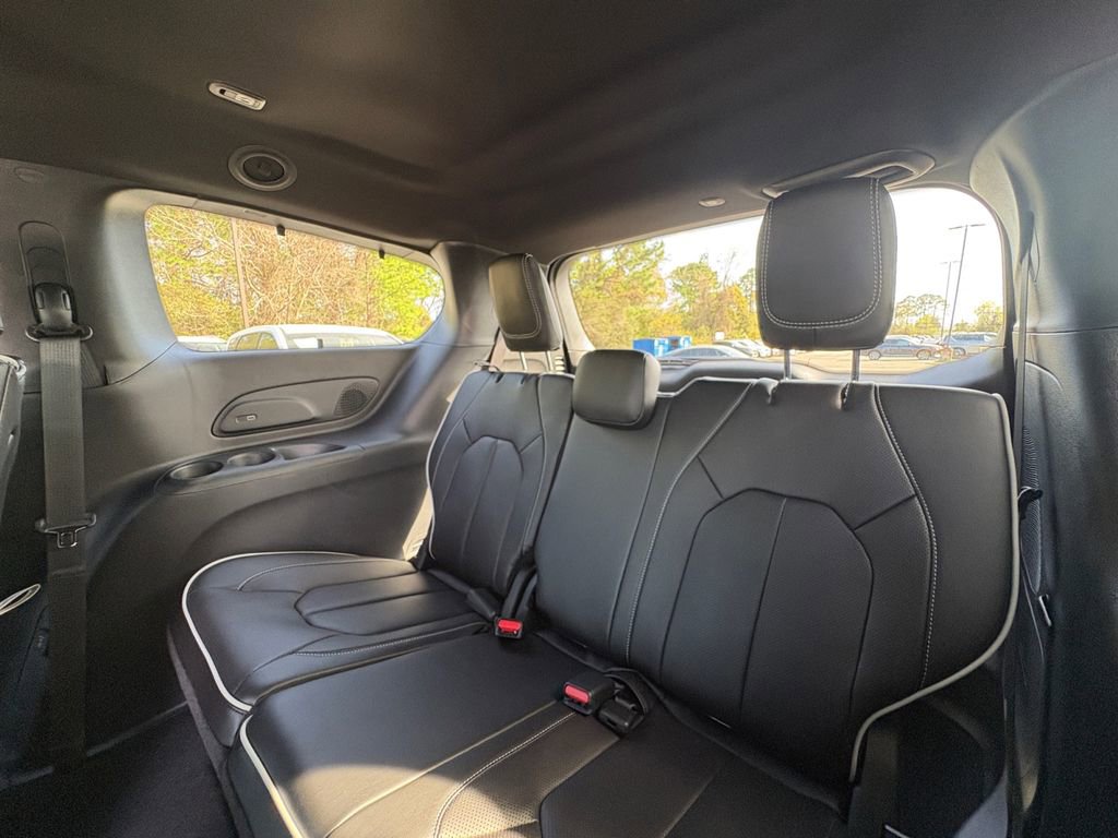 New 2026 Chrysler Pacifica Limited w/ Uconnect Theater Family Group image 4
