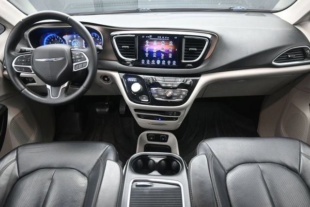 Used 2017 Chrysler Pacifica Touring-L Plus w/ Tire & Wheel Group FWD image 23