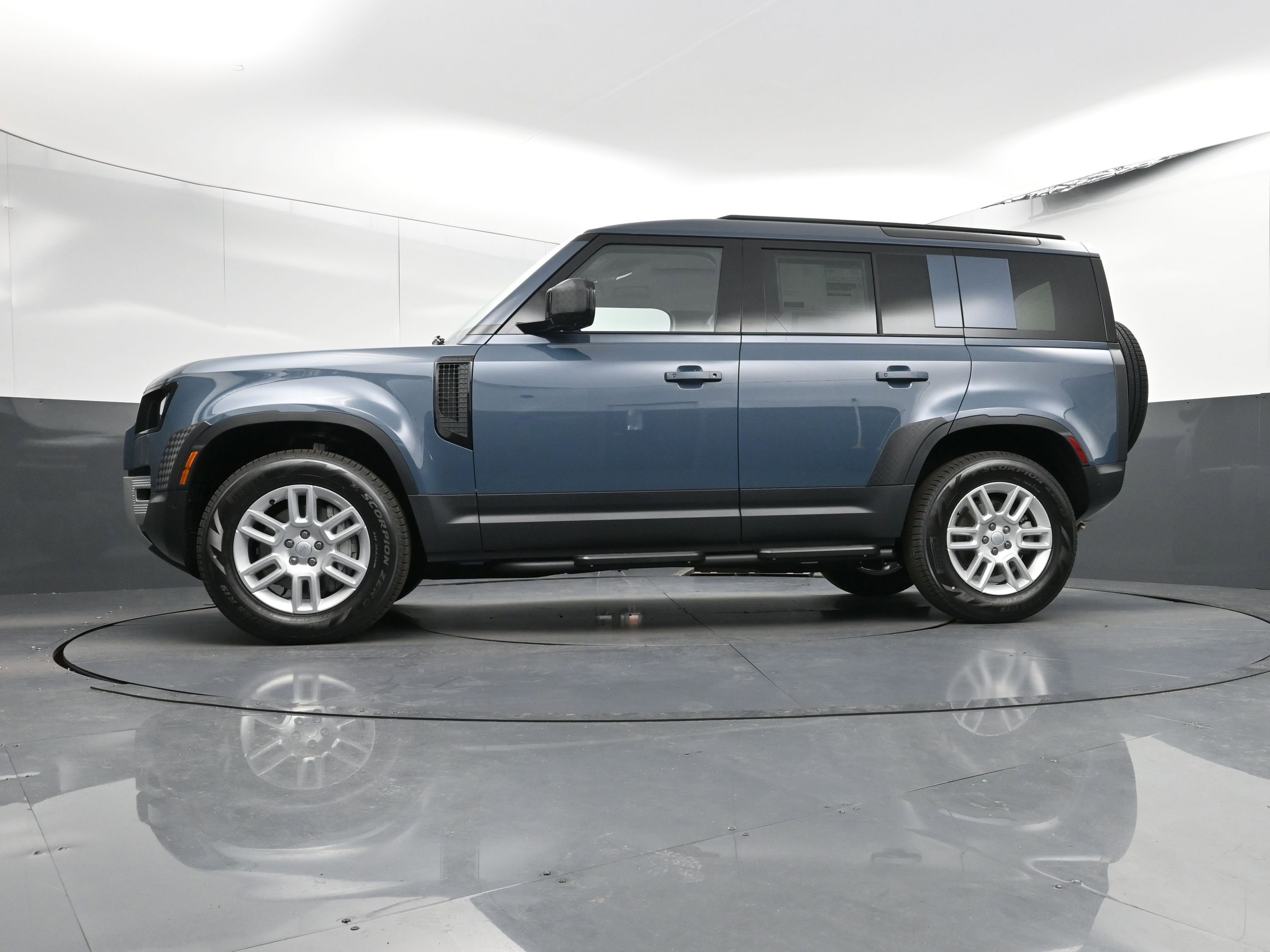 Used 2025 Land Rover Defender 110 S image 29