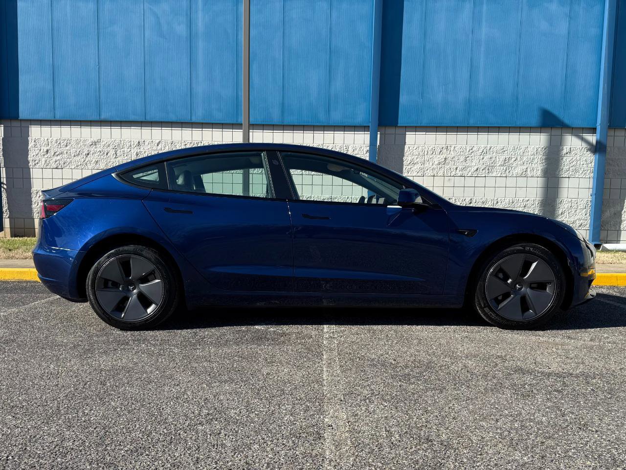 Used 2021 Tesla Model 3 Standard Range Plus image 4