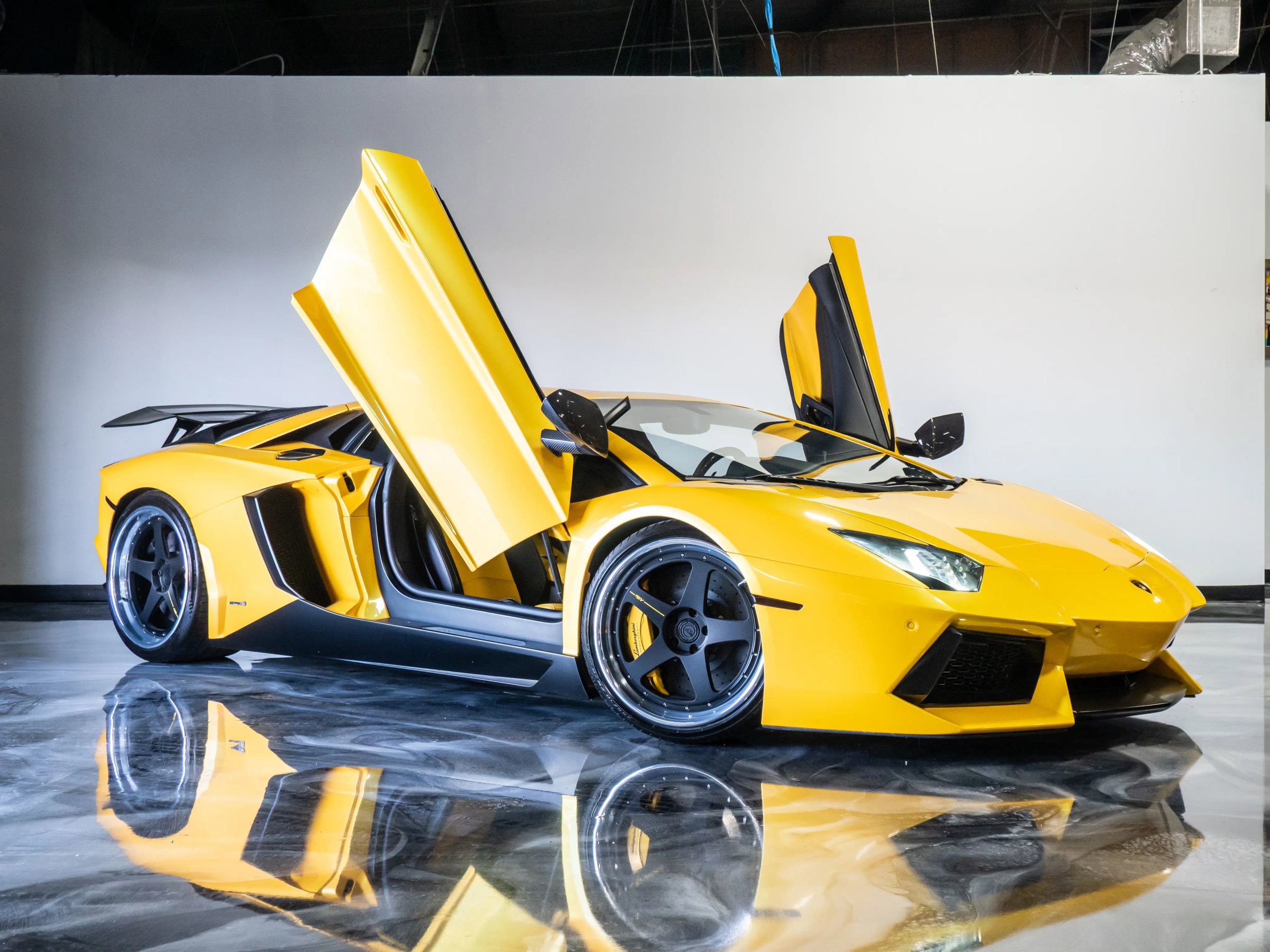 Used 2013 Lamborghini Aventador LP 700-4 image 2