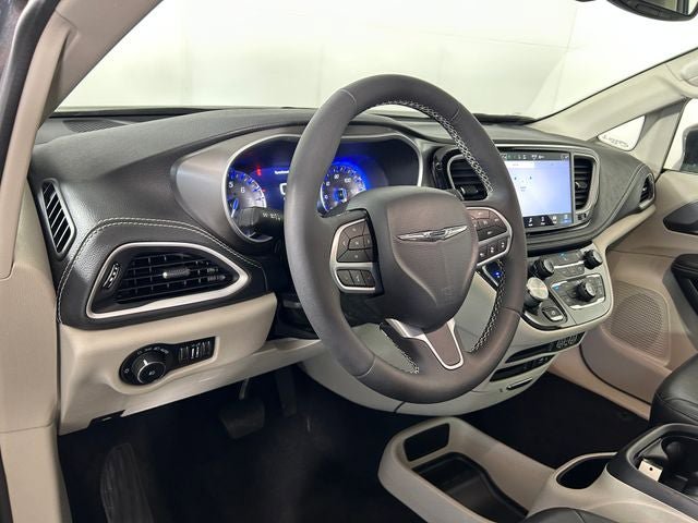 Used 2022 Chrysler Pacifica Touring-L AWD/4WD image 14