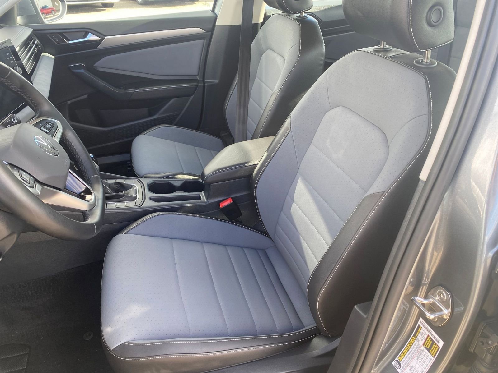 Used 2025 Volkswagen Jetta SE image 27