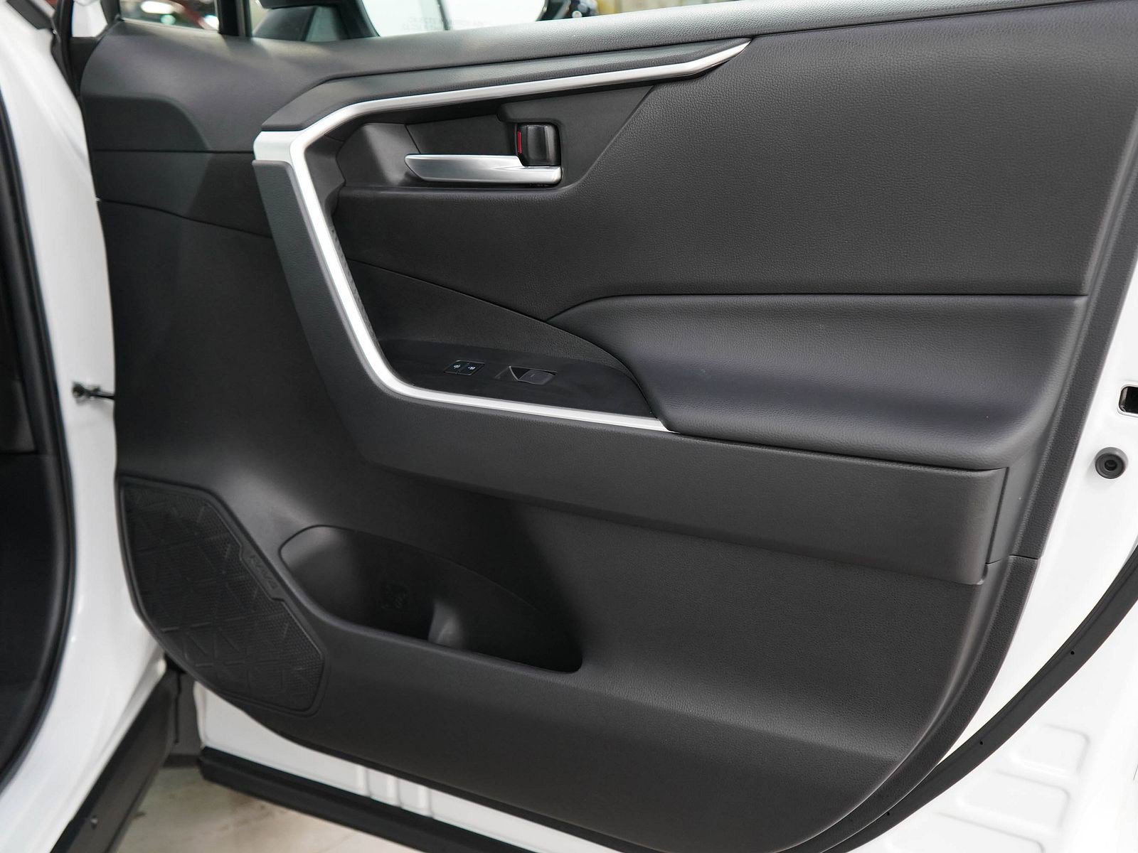 Used 2023 Toyota RAV4 XLE Premium AWD/4WD image 9