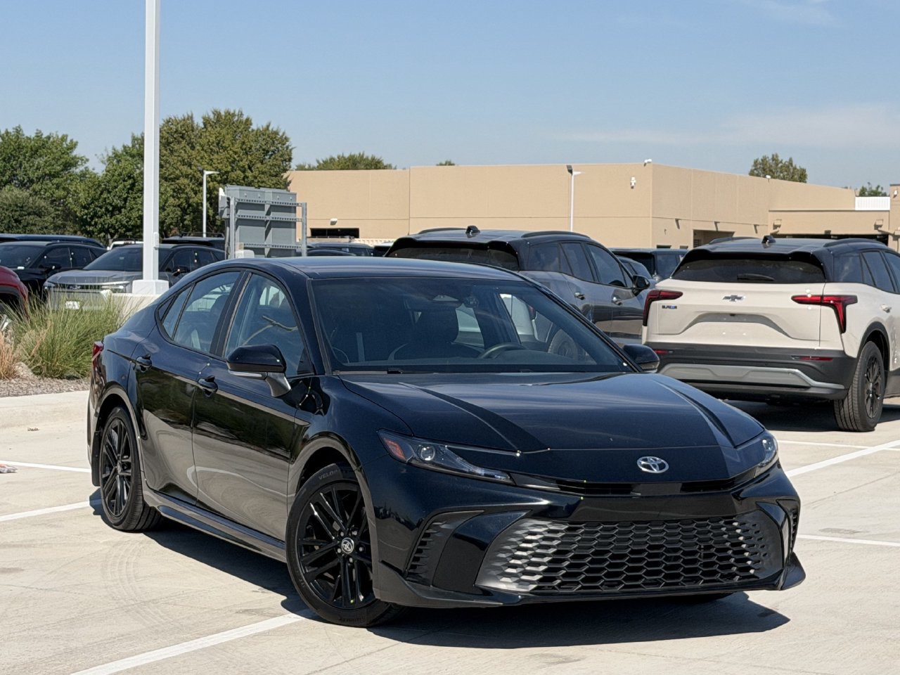 Used 2025 Toyota Camry SE FWD image 2