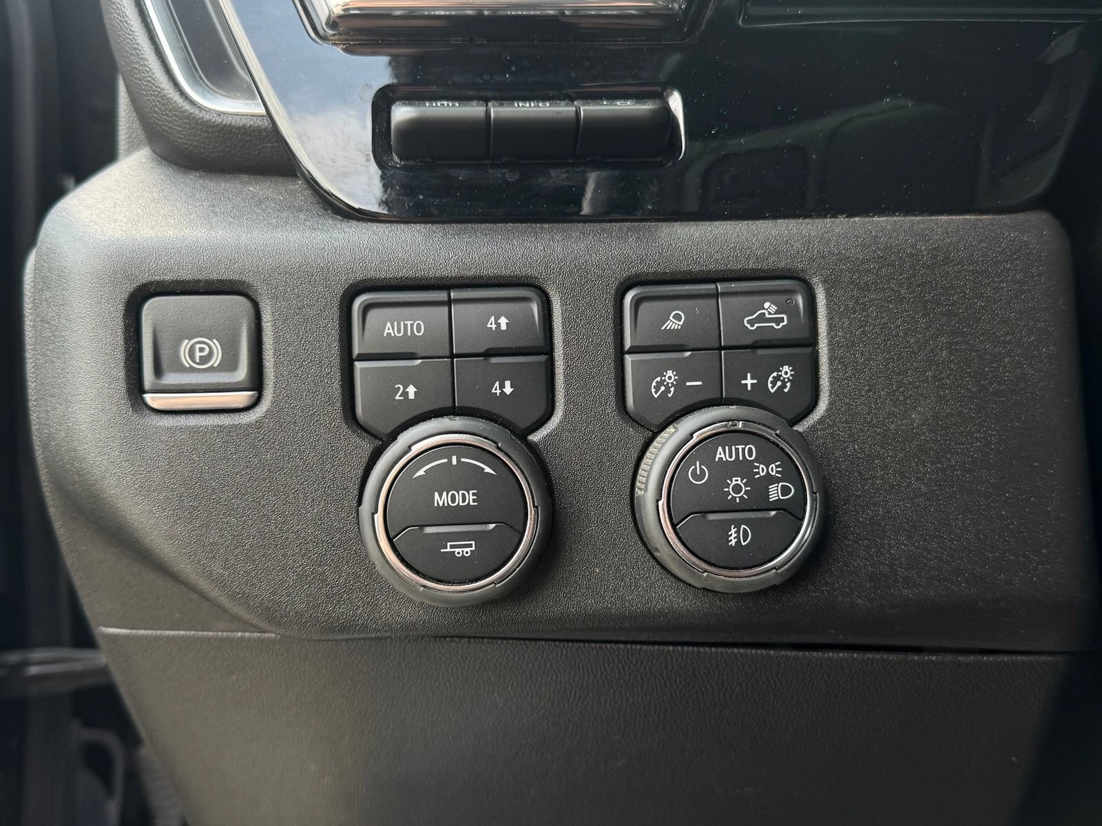 Used 2024 Chevrolet Silverado 2500 LTZ w/ LTZ Plus Package AWD/4WD image 18