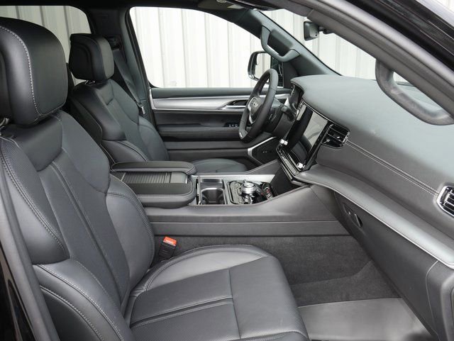 Used 2025 Jeep Wagoneer Series II AWD/4WD image 24