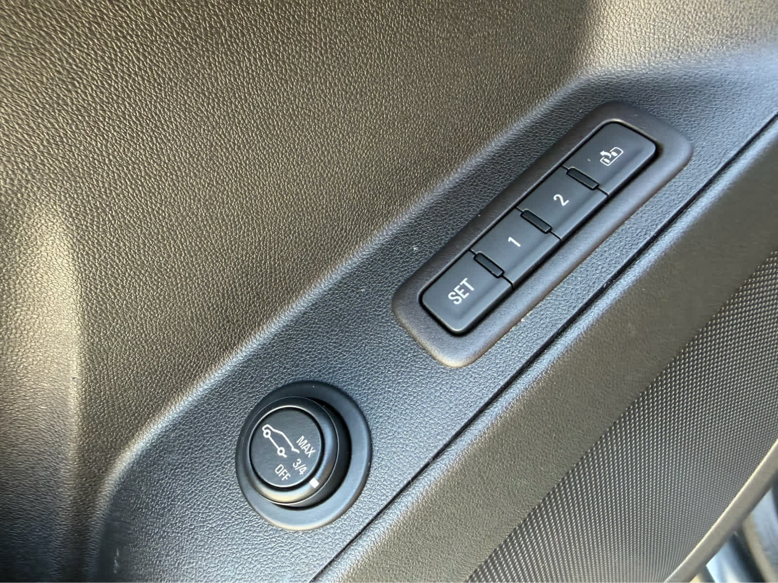 Used 2018 Chevrolet Equinox Premier FWD image 17