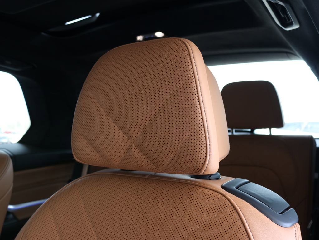 Used 2023 BMW X7 xDrive40i w/ M Sport Package AWD/4WD image 28
