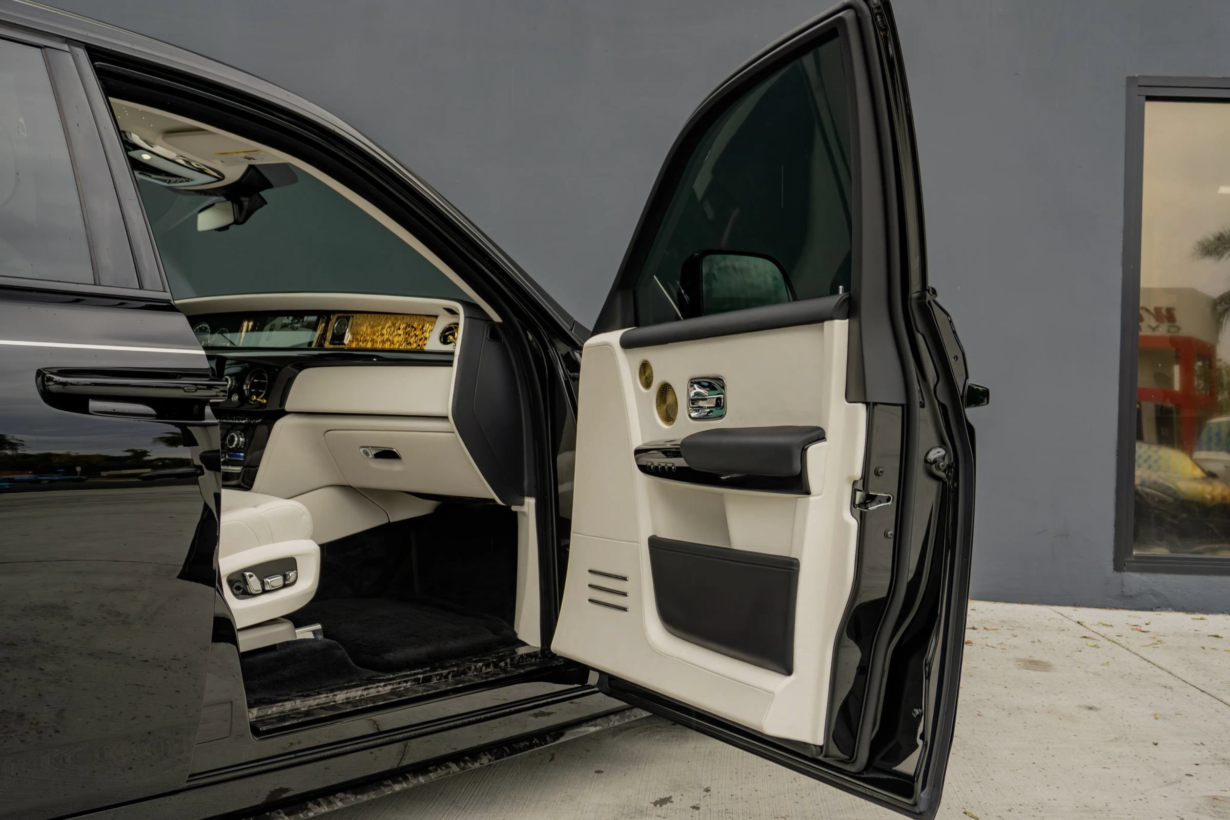 Used 2024 Rolls-Royce Phantom Sedan RWD image 71