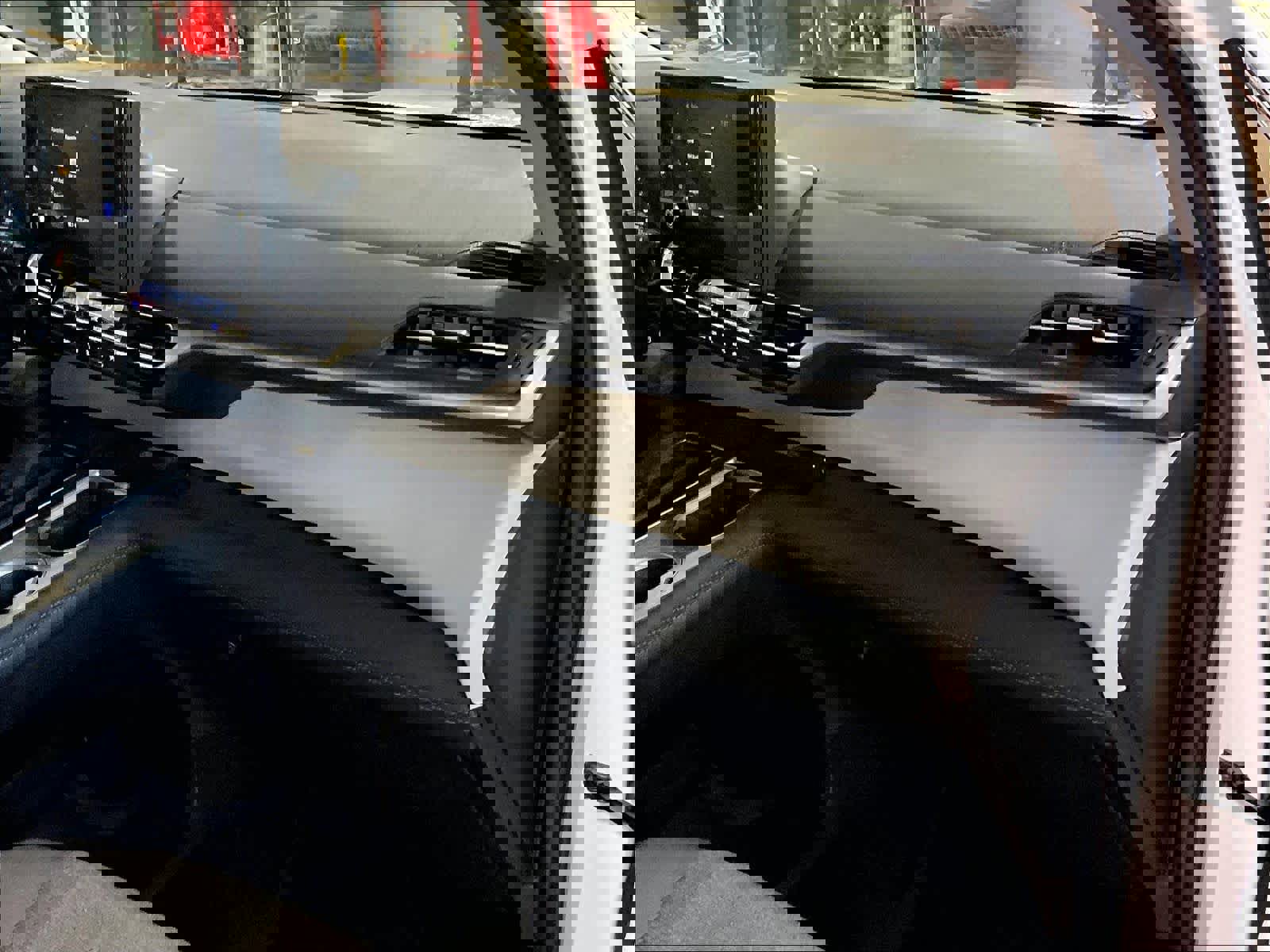 Used 2025 Toyota Sienna LE image 13