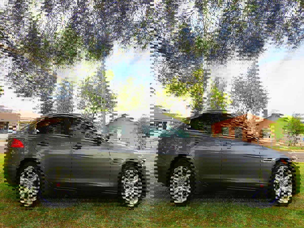 Used 2018 Jaguar XE Prestige image 9